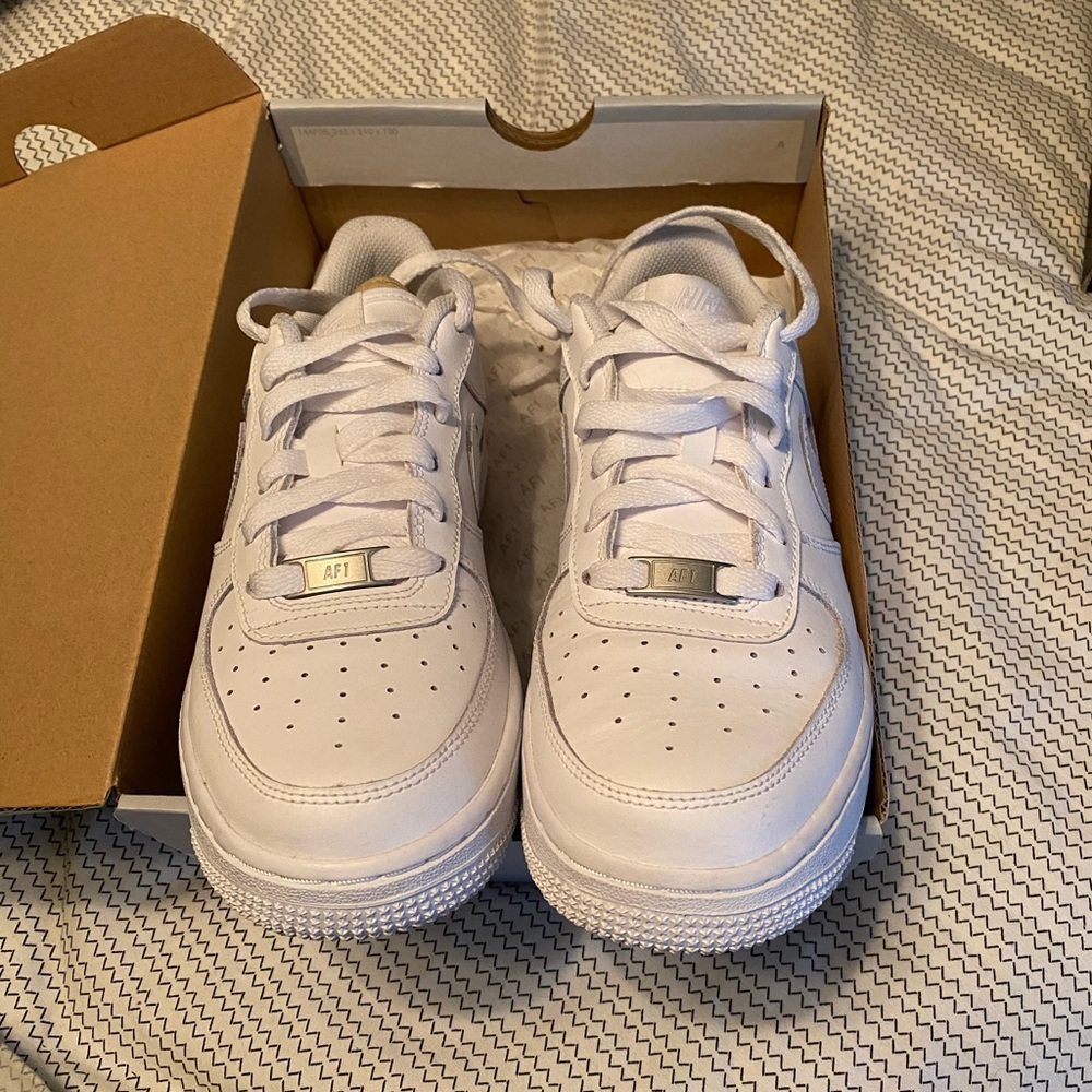 White Nike Air Force 1 grade school